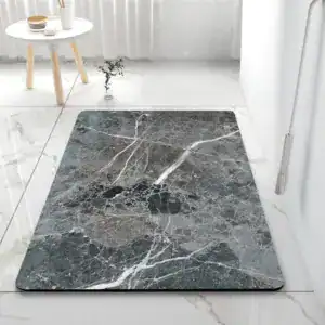 Grote badmat antislip met marmerlook in zwart en wit, voor badkamer.