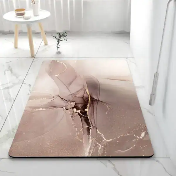 Grote badmat antislip met roze goud marmerpatroon voor badkamer.