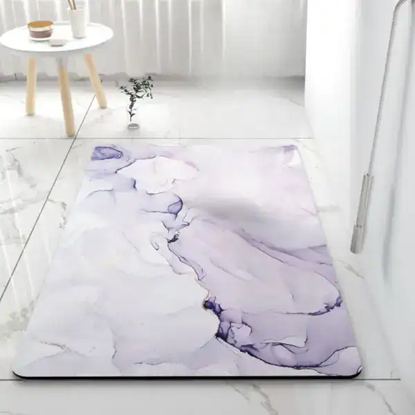 Grote badmat antislip met paars-wit marmerpatroon voor badkamer.