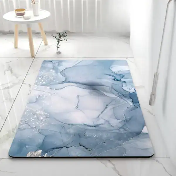 Grote badmat antislip met blauw-wit abstract patroon voor badkamer.