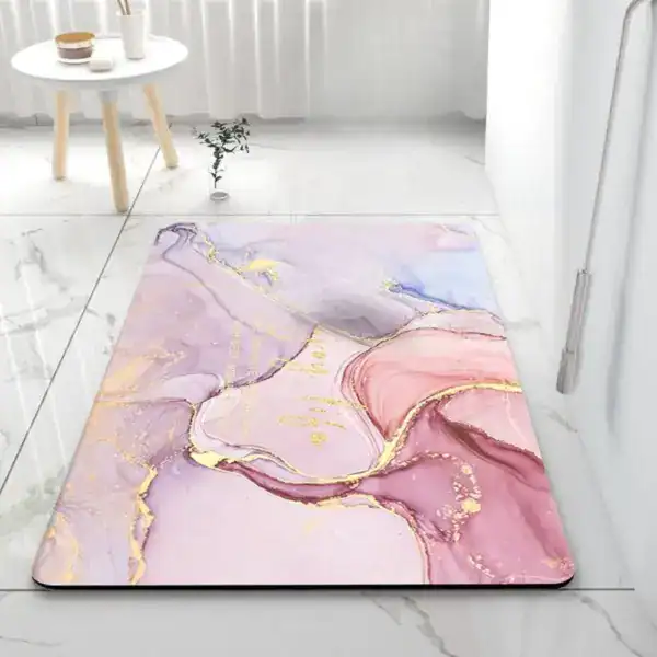 Grote badmat antislip met roze en paarse marmerlook en gouden accenten.