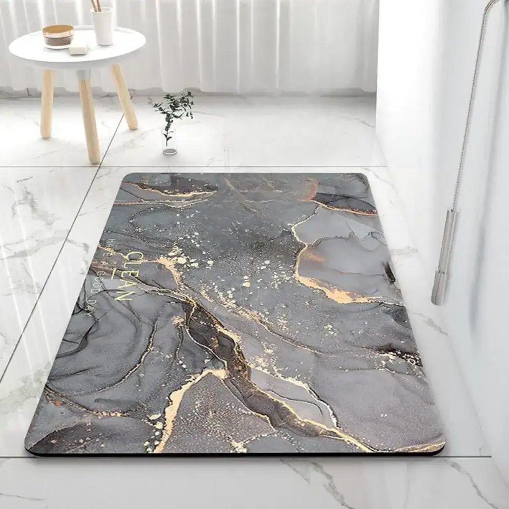 Grote badmat antislip met marmerlook in grijstinten en goud, voor badkamer.