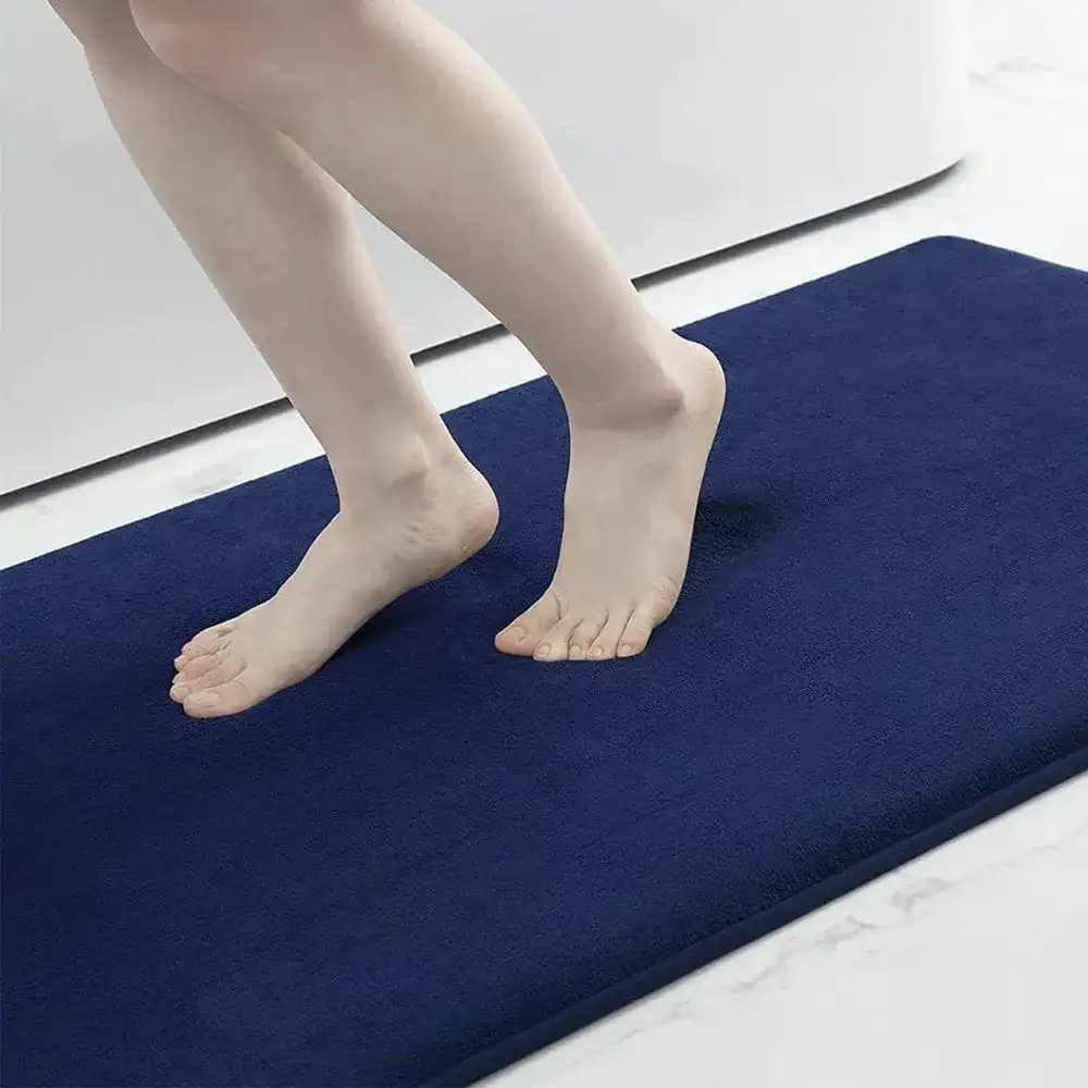 Donkerblauwe badmat voor de douche, antislip en comfortabel in de badkamer.