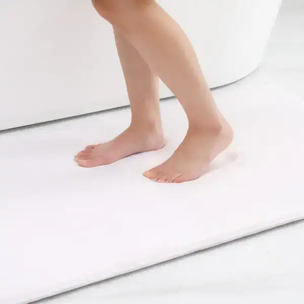Grote witte badmat voor de douche of bad, antislip, in badkamer.