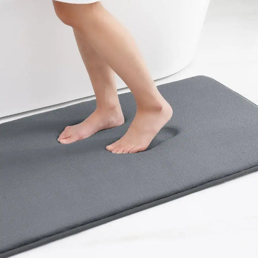 Grote badmat met antislip rand, geschikt voor badkamer en douche.