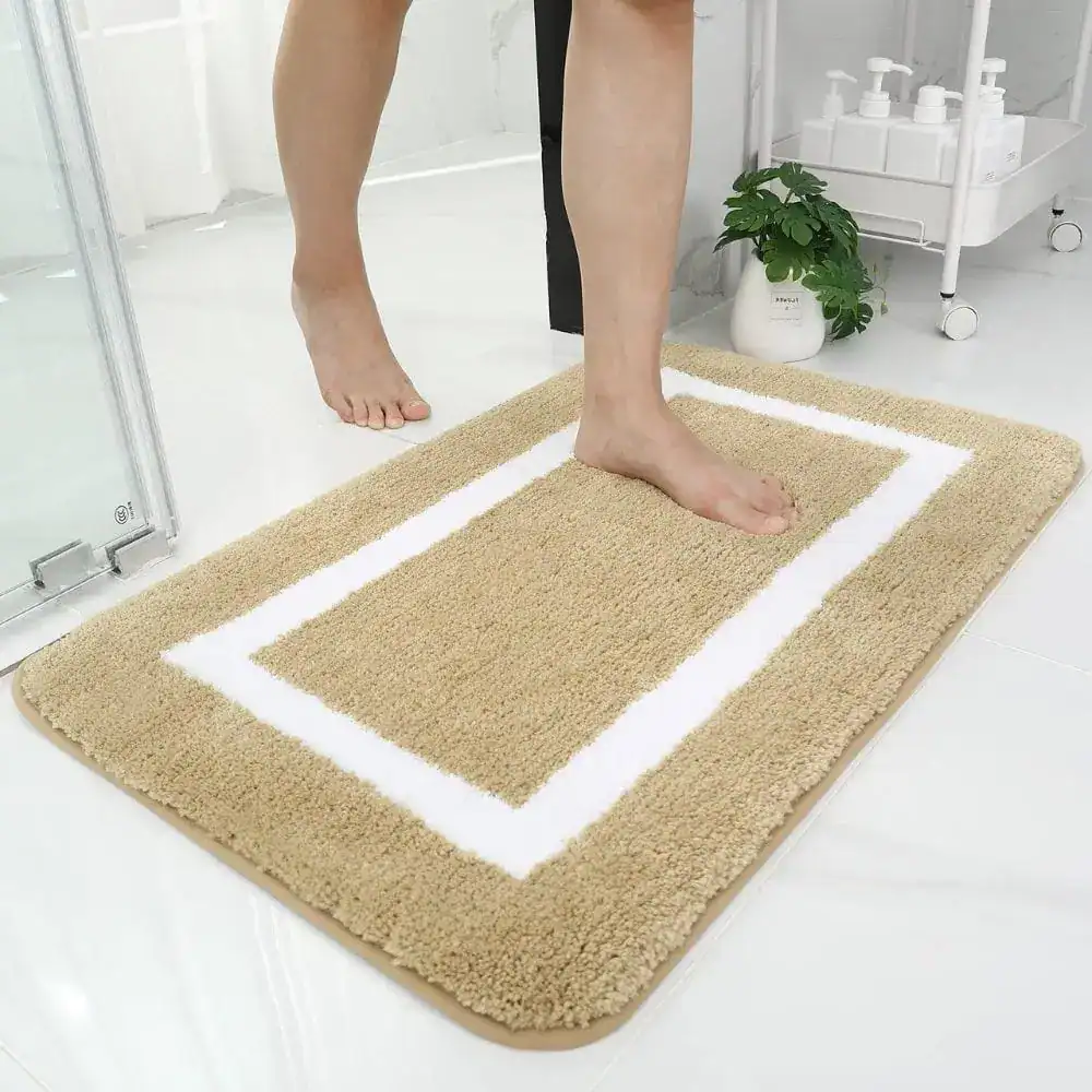 Grote dikke badmat met witte rand, antislip, badkamermat voor comfort.