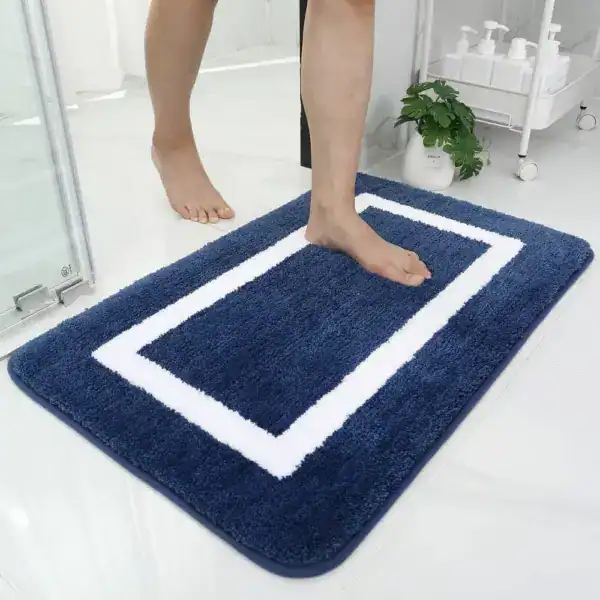 Grote dikke badmat in donkerblauw met witte rand, antislip, badkamer.