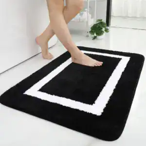 Grote dikke badmat met witte rand, antislip badkamermat voor comfort.