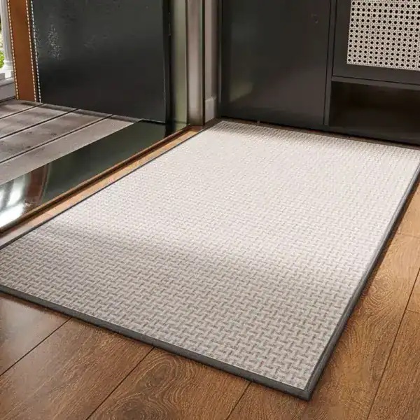 Grote luxe badmat met antislip textuur op houten vloer in badkamer.