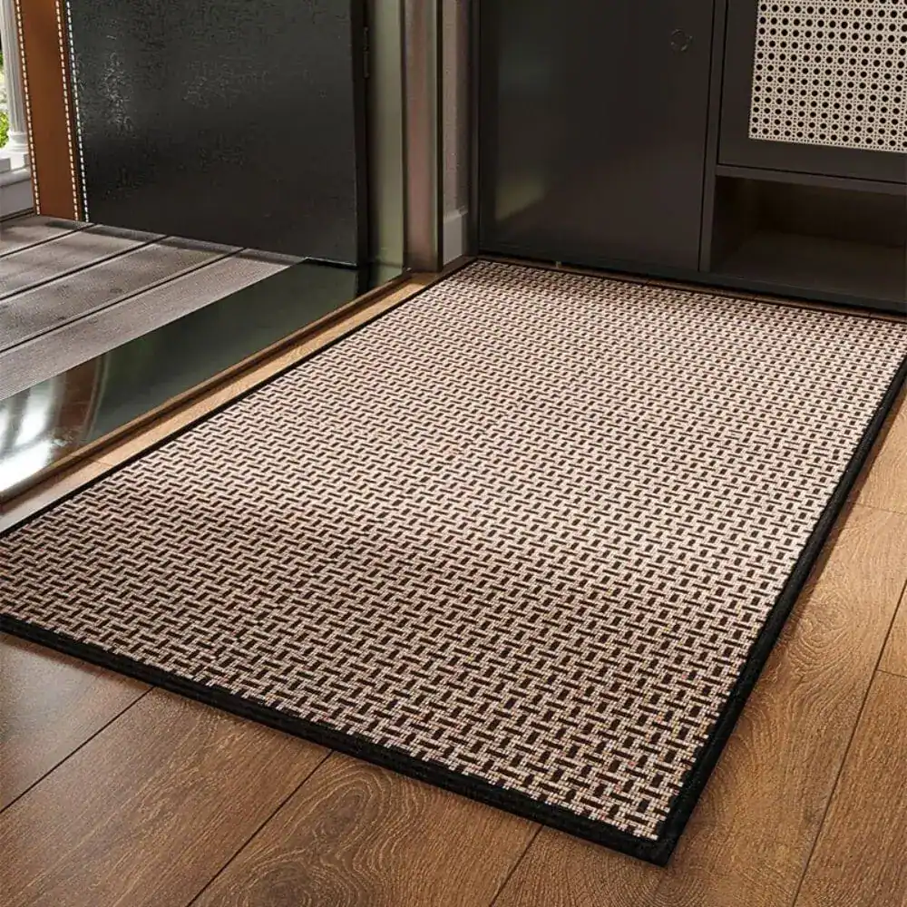 Grote luxe badmat met geometrisch patroon en zwarte rand voor badkamer of hal.