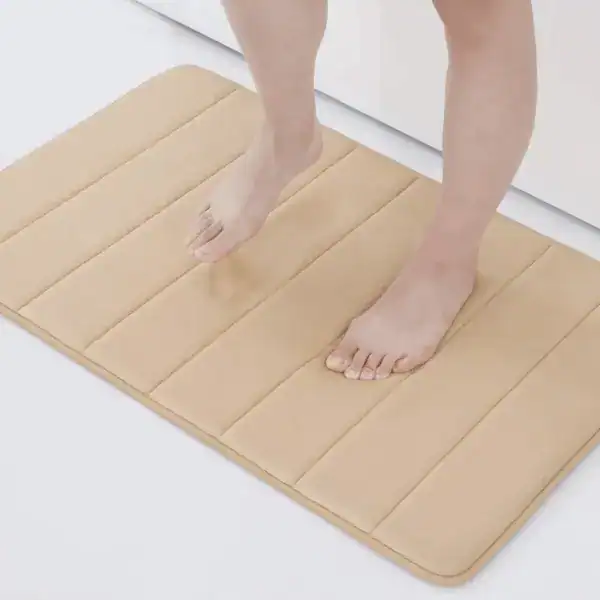 Grote beige badmat met gestikte vorm, geschikt als badkamermat of douchemat.