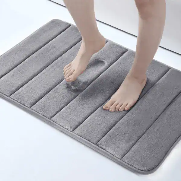 Grote zwarte badmat met antislip textuur voor badkamer en douche.