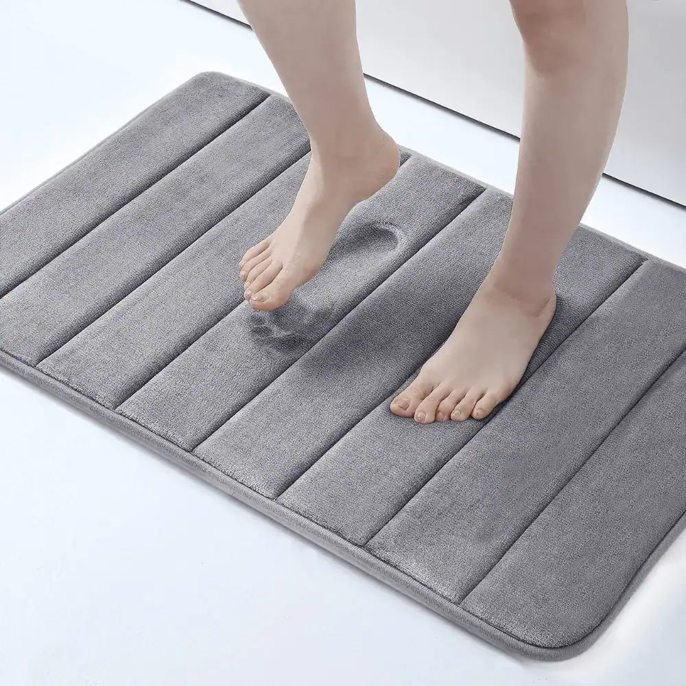 Grote zwarte badmat met antislip textuur voor badkamer en douche.