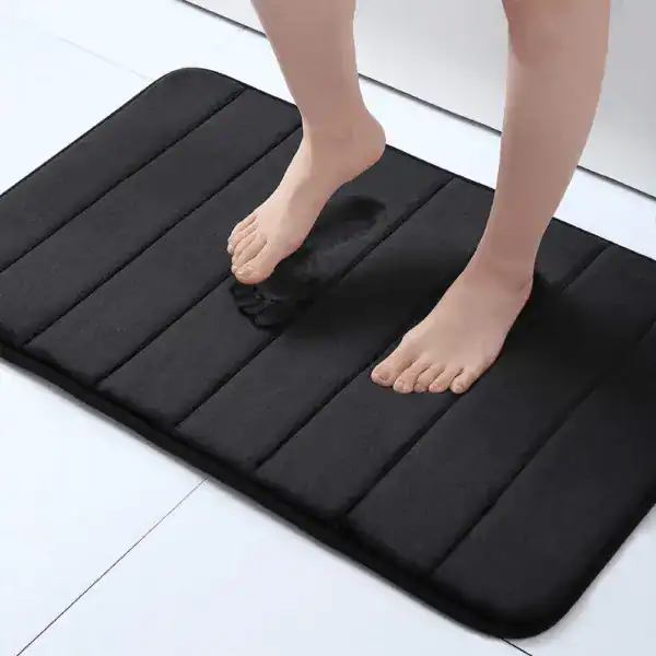 Grote zwarte badmat met antislip oppervlak voor badkamer en douche.