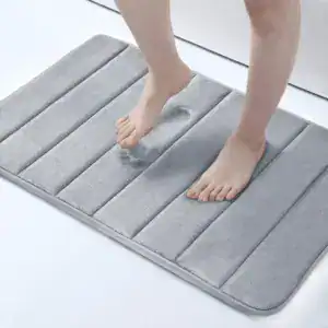 Grote zwarte badmat met antislip textuur voor badkamer en douche.