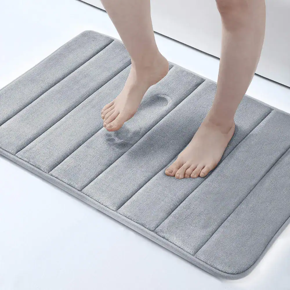 Grote zwarte badmat met antislip textuur voor badkamer en douche.