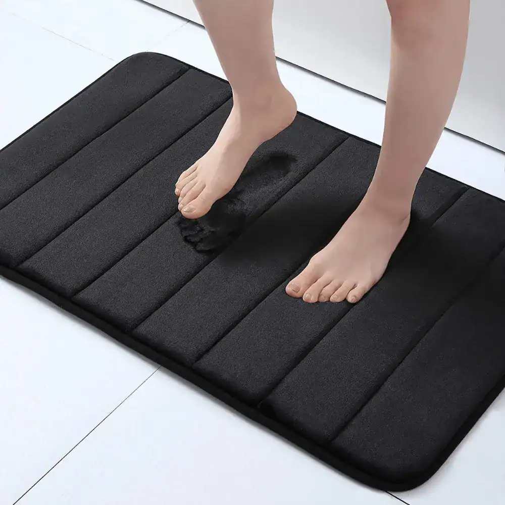 Grote zwarte badmat met antislip oppervlak voor badkamer en douche.