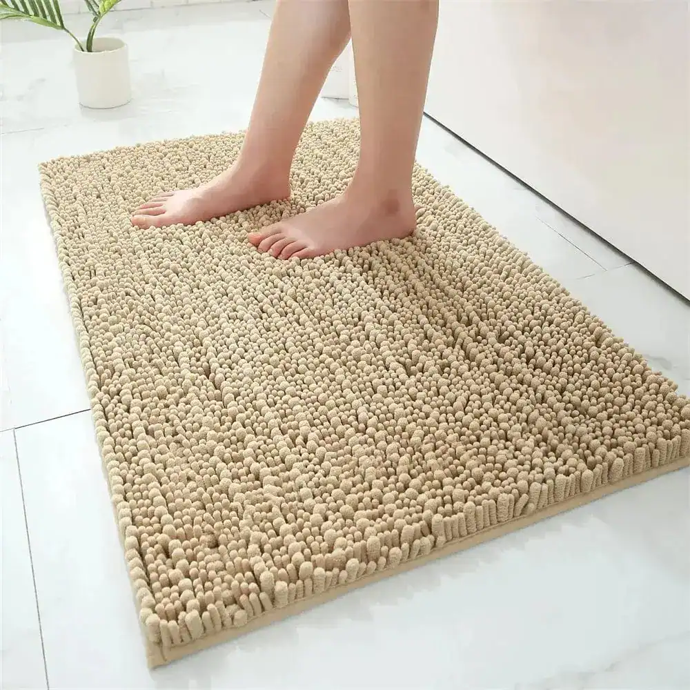 Hoogpolige badmat in beige kleur, geschikt voor badkamer en douche.