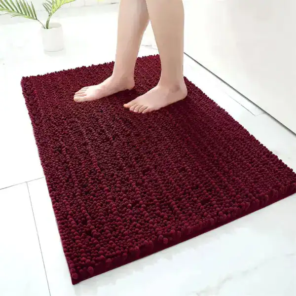 Hoogpolige badmat in bordeauxrood, antislip, voor badkamer en douche.