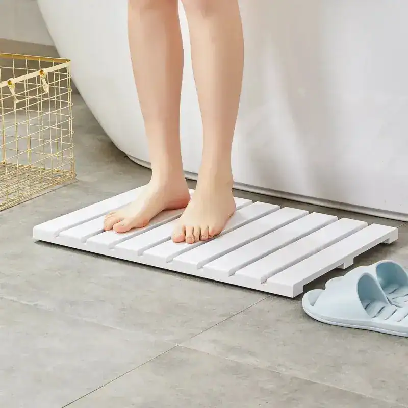 Wit houten badmat met antislip oppervlak voor badkamer en douche.