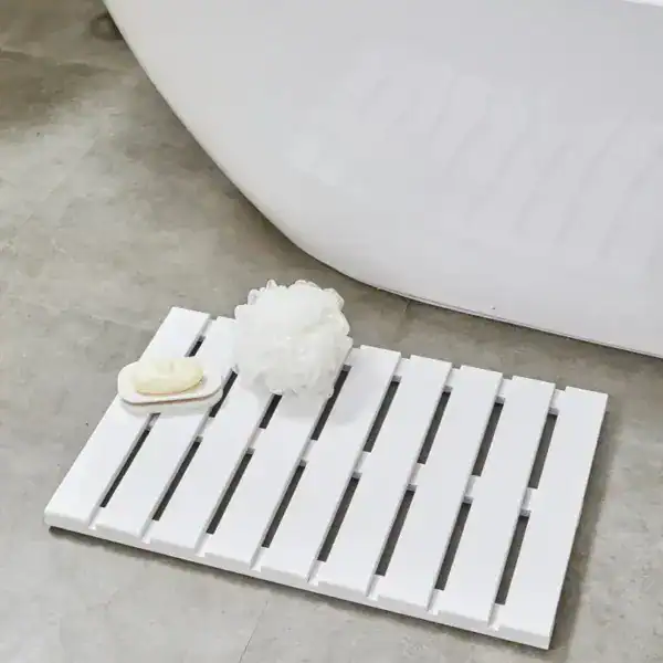 Wit houten badmat met planken, antislip, voor bad of douche.