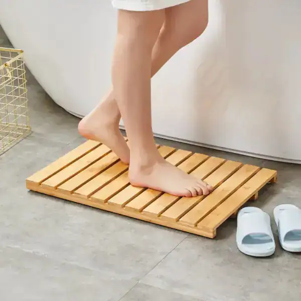 Houten badmat met antislip oppervlak, bruikbaar als badkamermat of douchemat.