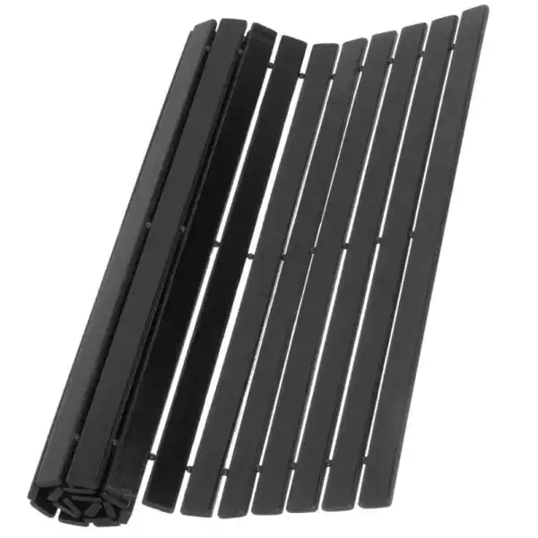Zwarte houten badmat met planken, antislip, voor badkamer.