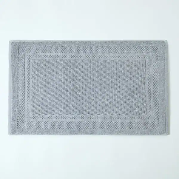 Grijze katoen badmat met geborduurde rand, antislip voor badkamer.