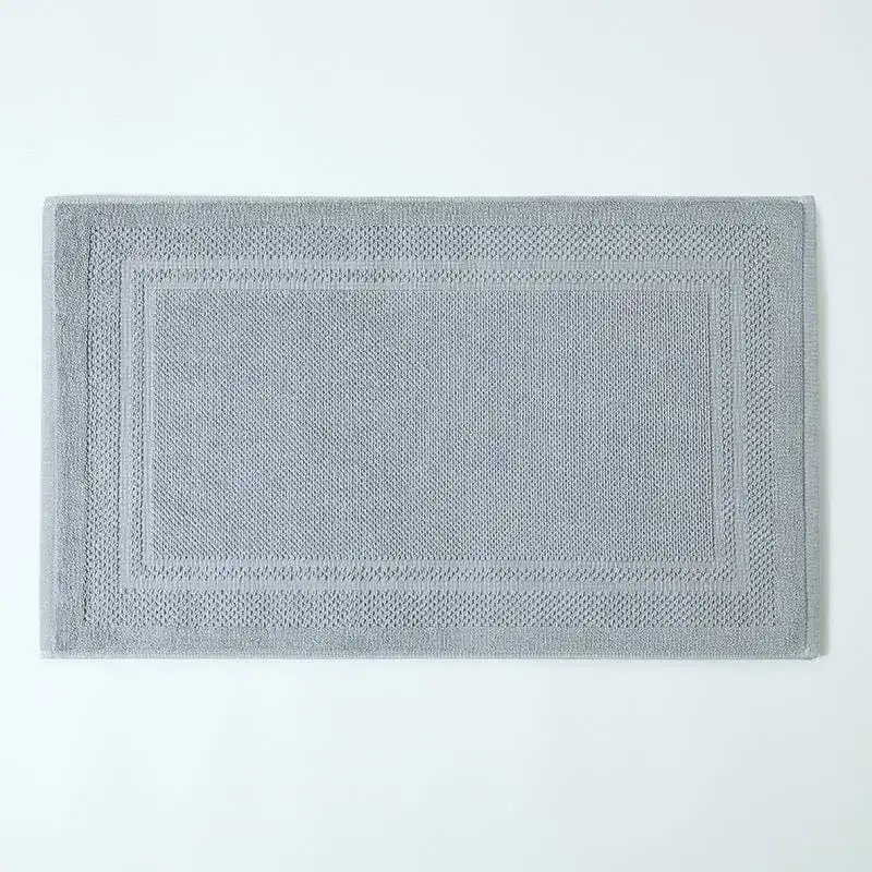 Grijze katoen badmat met geborduurde rand, antislip voor badkamer.