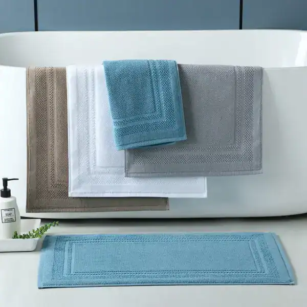 Katoen badmat in blauw, grijs en beige, met antislip rand, voor badkamer.