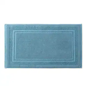 Blauwe katoen badmat met geborduurde rand, antislip voor badkamer.