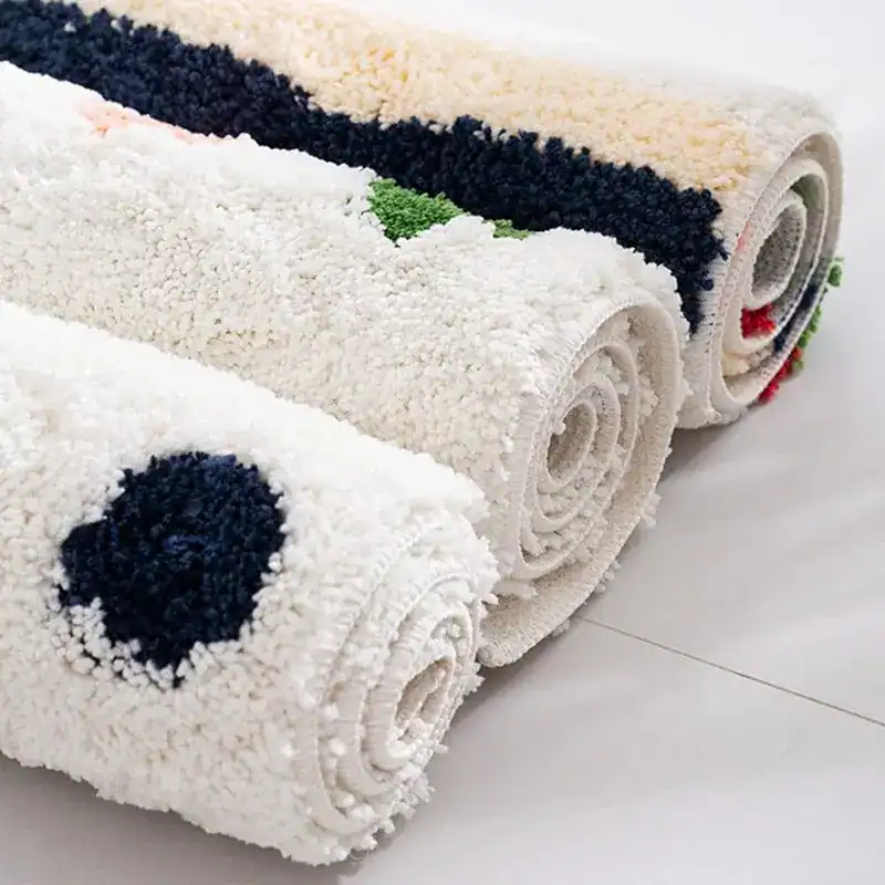 Kleurrijke badmats met antislipoppervlak, geschikt voor badkamer en douche.