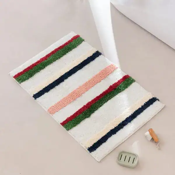 Kleurrijke badmat met gestreepte patroon, antislip badkamermat voor een frisse badkamer.