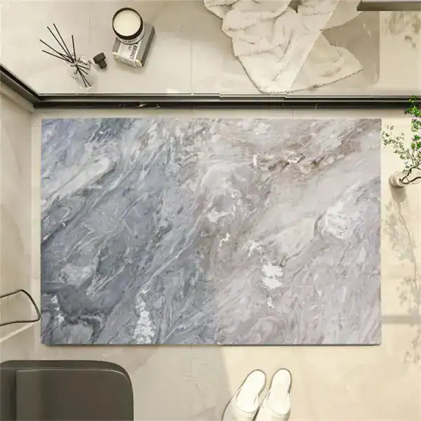 Lange badkamermat met marmerlook, antislip, in badkamer.