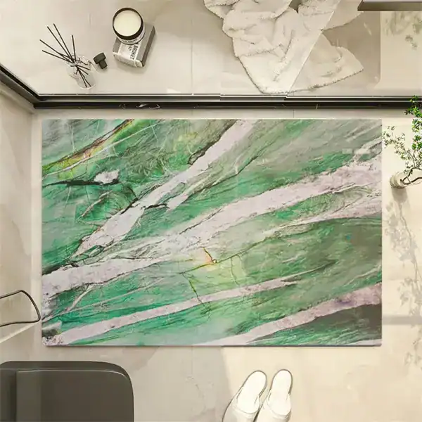 Lange badkamermat met groene marmerprint, antislip, voor bad of douche.