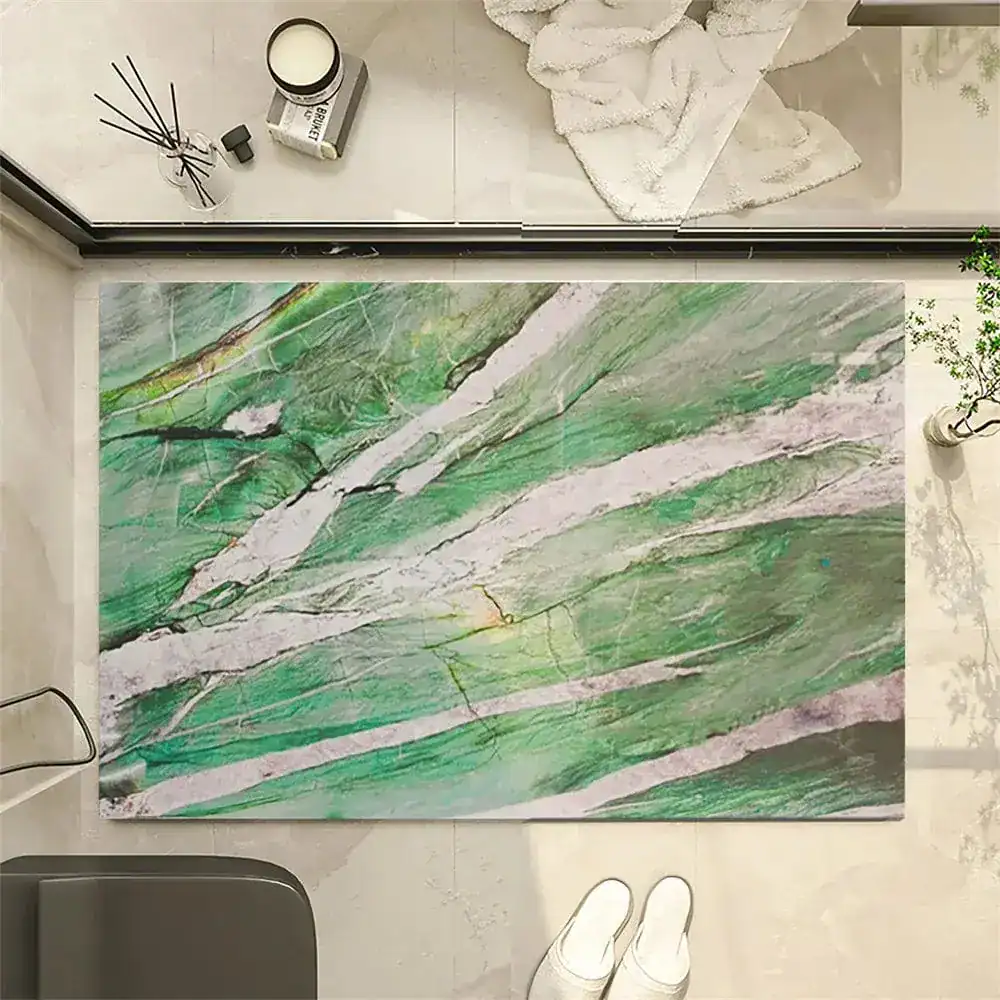 Lange badkamermat met groene marmerprint, antislip, voor bad of douche.