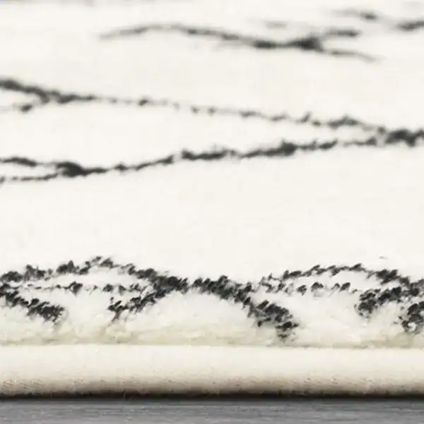 Lange smalle badmat met zwart-wit marmerpatroon, antislip badkamermat.