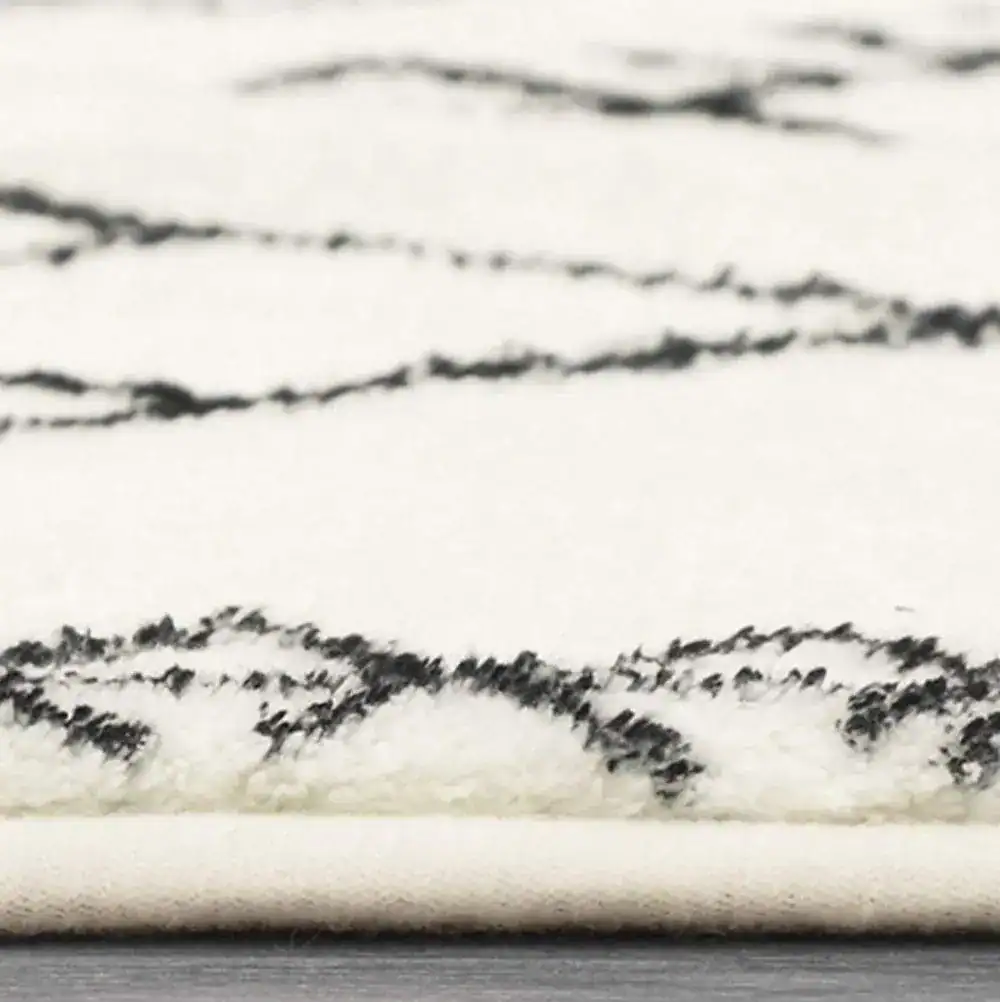 Lange smalle badmat met zwart-wit marmerpatroon, antislip badkamermat.