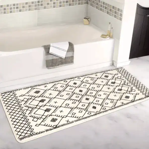Lange smalle badmat met zwart-wit geometrisch patroon voor de badkamer.