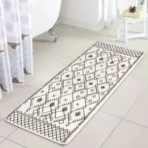 Lange smalle badmat met zwart-wit geometrisch patroon voor badkamer.