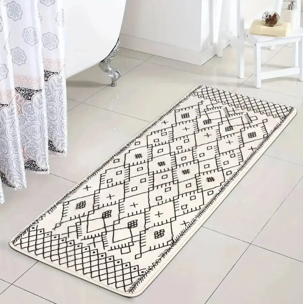 Lange smalle badmat met zwart-wit geometrisch patroon voor badkamer.