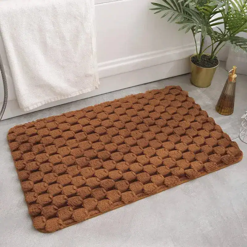 Bruine badkamermat met antislip textuur voor comfort en veiligheid.