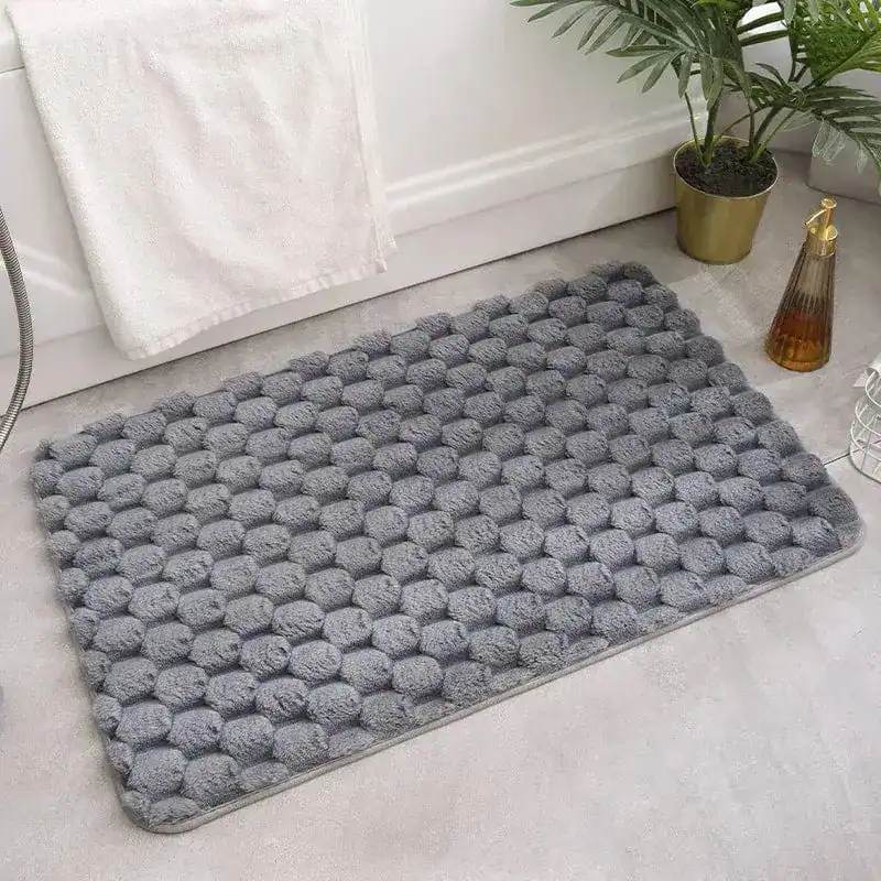 Grijze badkamermat met antislip textuur, voor een luxe badruimte.