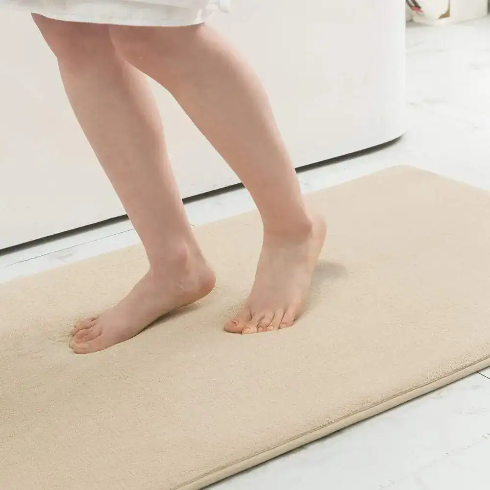 Luxe beige badmat voor de badkamer, antislip en comfortabel.
