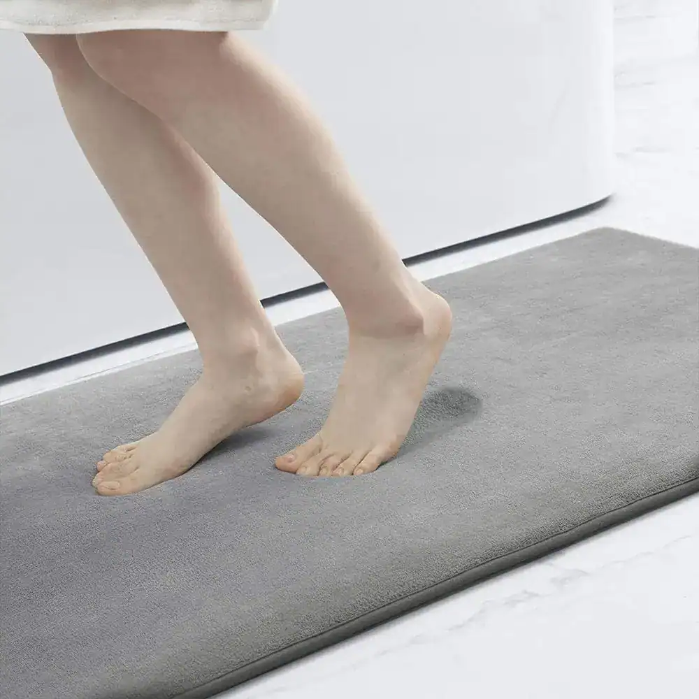 Luxe beige badmat met antislip onderkant, geschikt voor badkamer en douche.