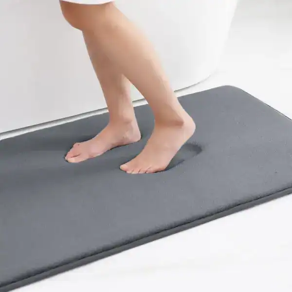 Luxe badmat beige met antislip onderkant voor veiligheid in de badkamer.