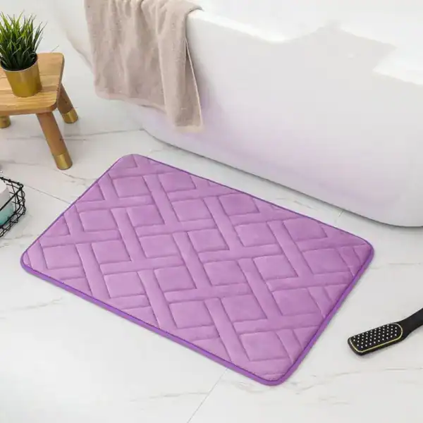 Luxe paarse badmat groot met gestikt patroon voor badkamer.