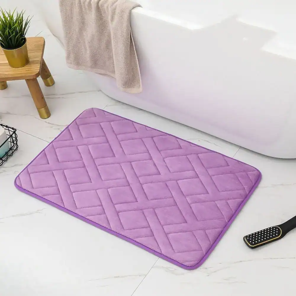 Luxe paarse badmat groot met gestikt patroon voor badkamer.