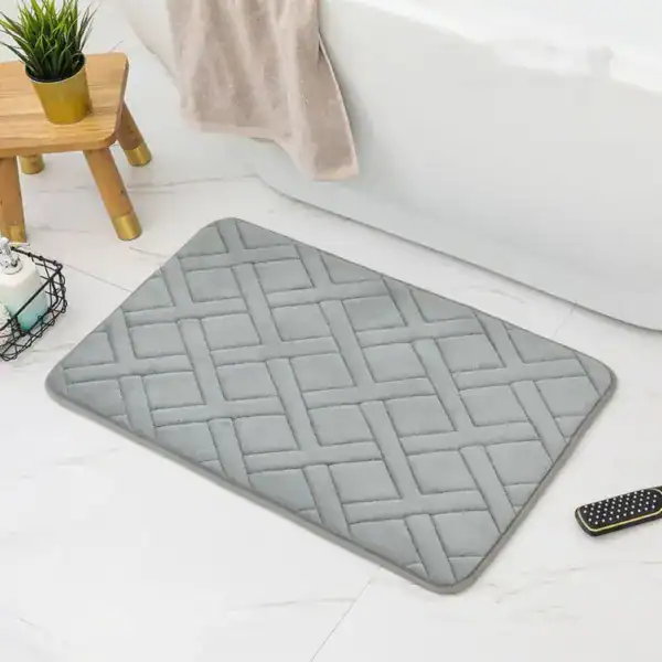 Grote grijze badmat met kruispatroon voor badkamer, antislip en comfortabel.