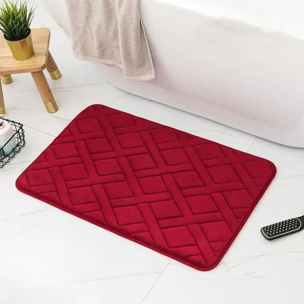 Rode badmat met kruispatroon voor badkamer, antislip en comfortabel.